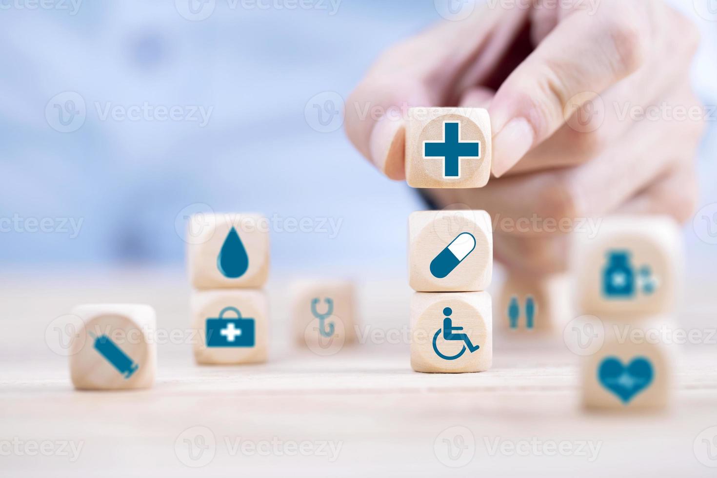 mão de empresário organizando bloco de madeira com ícones emoticons símbolo médico de saúde, saúde e seguro médico para o seu conceito foto