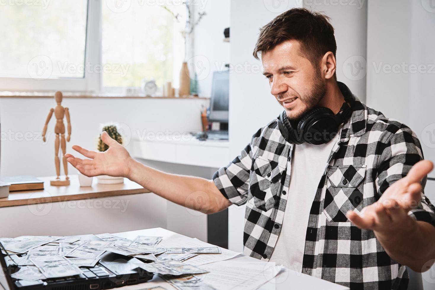 homem gosta de muitas notas de dólar foto