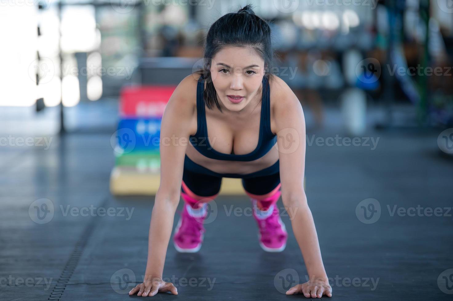 close-up bela esportista asiática usar sutiã esportivo na parede do ginásio, tailândia amor saúde, conceito de treino de mulher magra foto