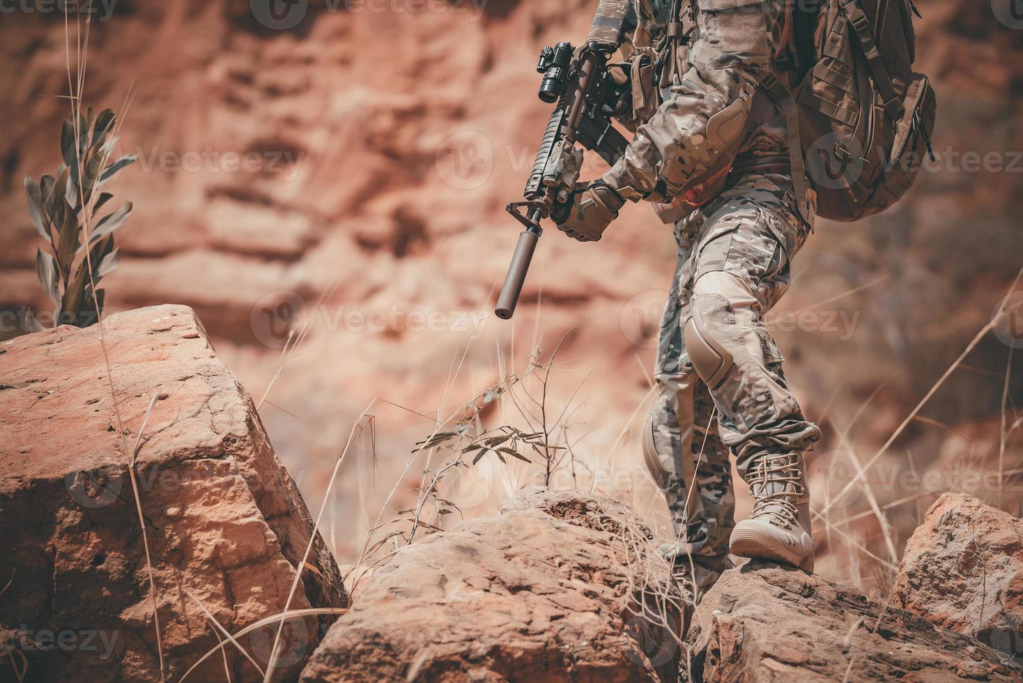 soldados de forças especiais em guerras no deserto, povo tailandês, soldado do exército foto