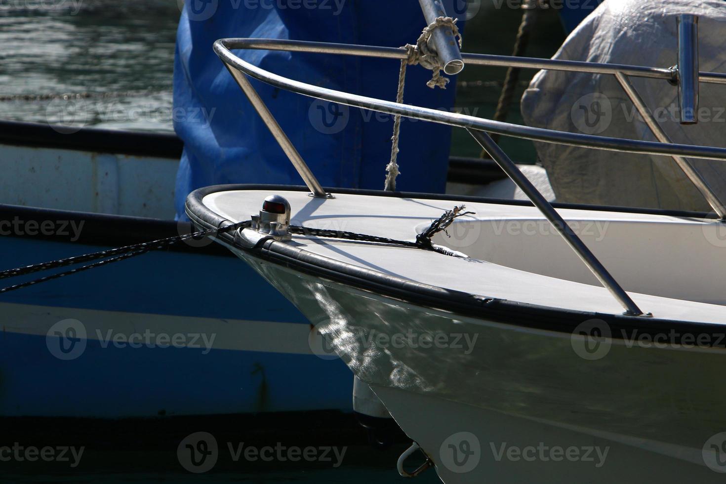 cais à beira-mar para atracação de barcos e iates. foto