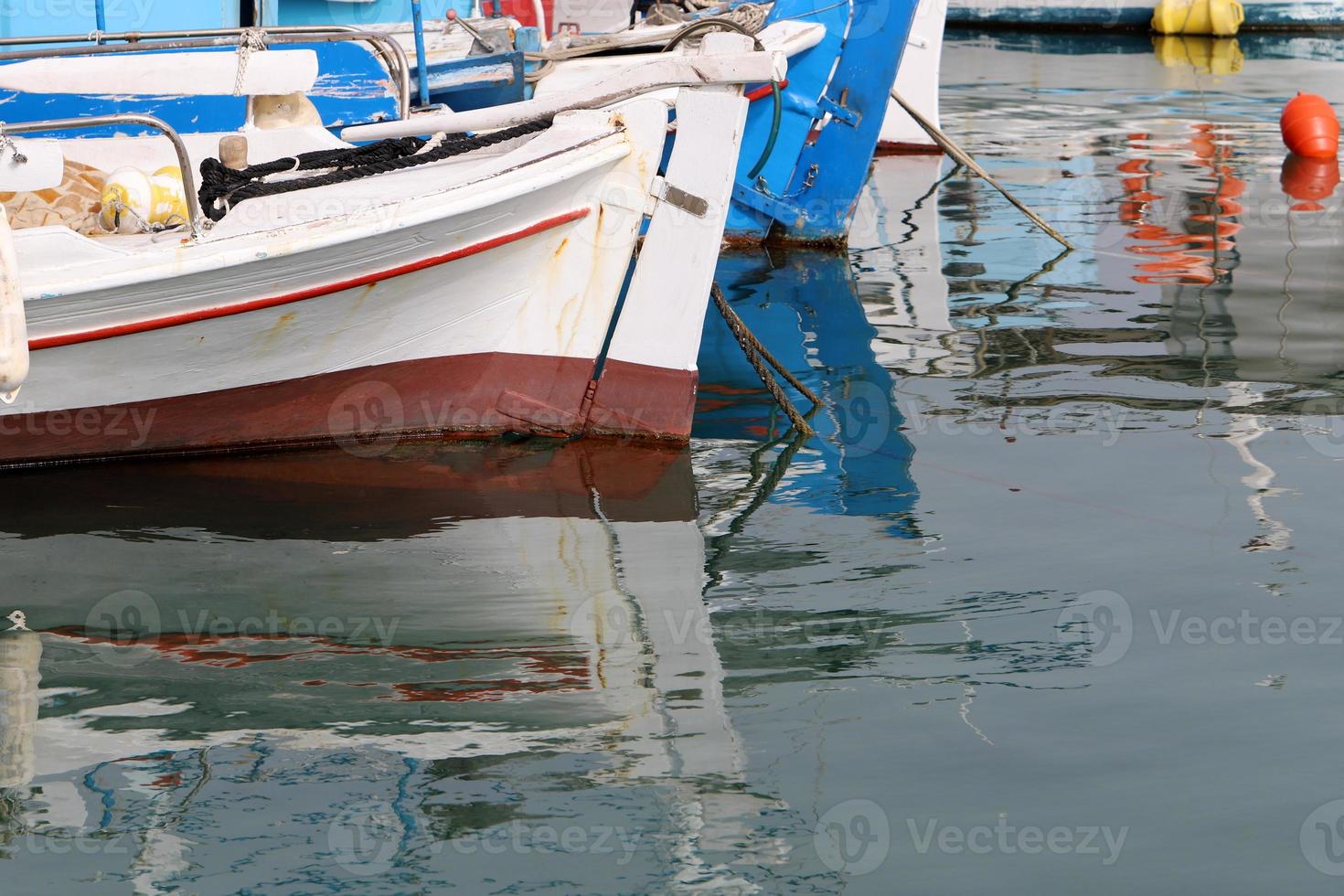 cais à beira-mar para atracação de barcos e iates. foto