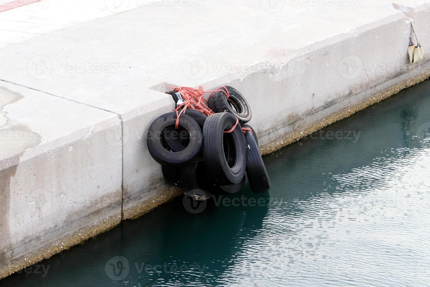 cais à beira-mar para atracação de barcos e iates. foto