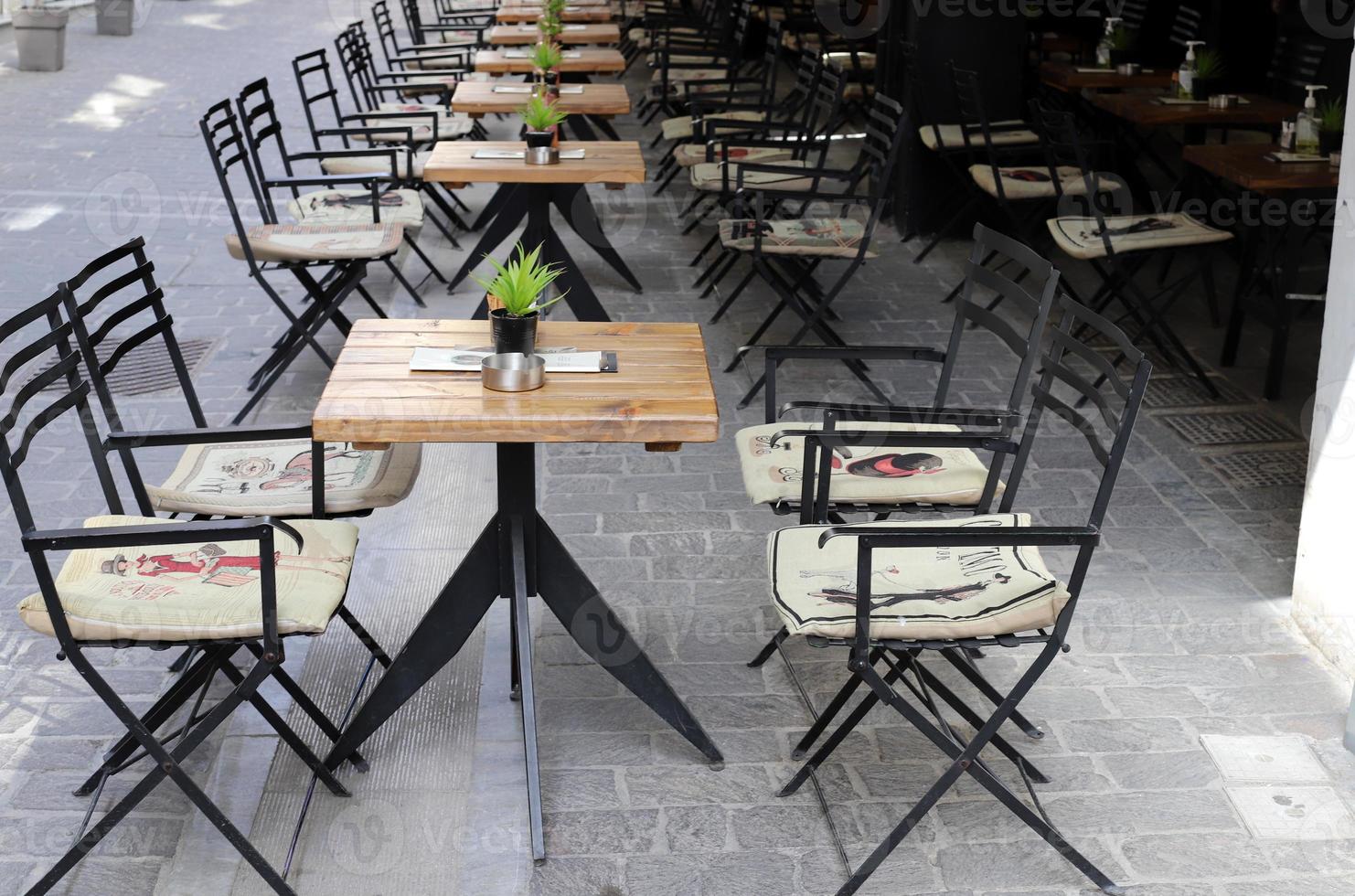 cadeira e mesa em um café em um parque da cidade perto do mar. foto