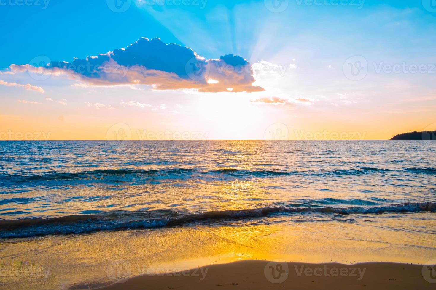 bela paisagem de nuvens sobre o mar, pôr do sol na praia tropical céu no crepúsculo e reflexão sobre o mar para viajar nas férias relaxe foto