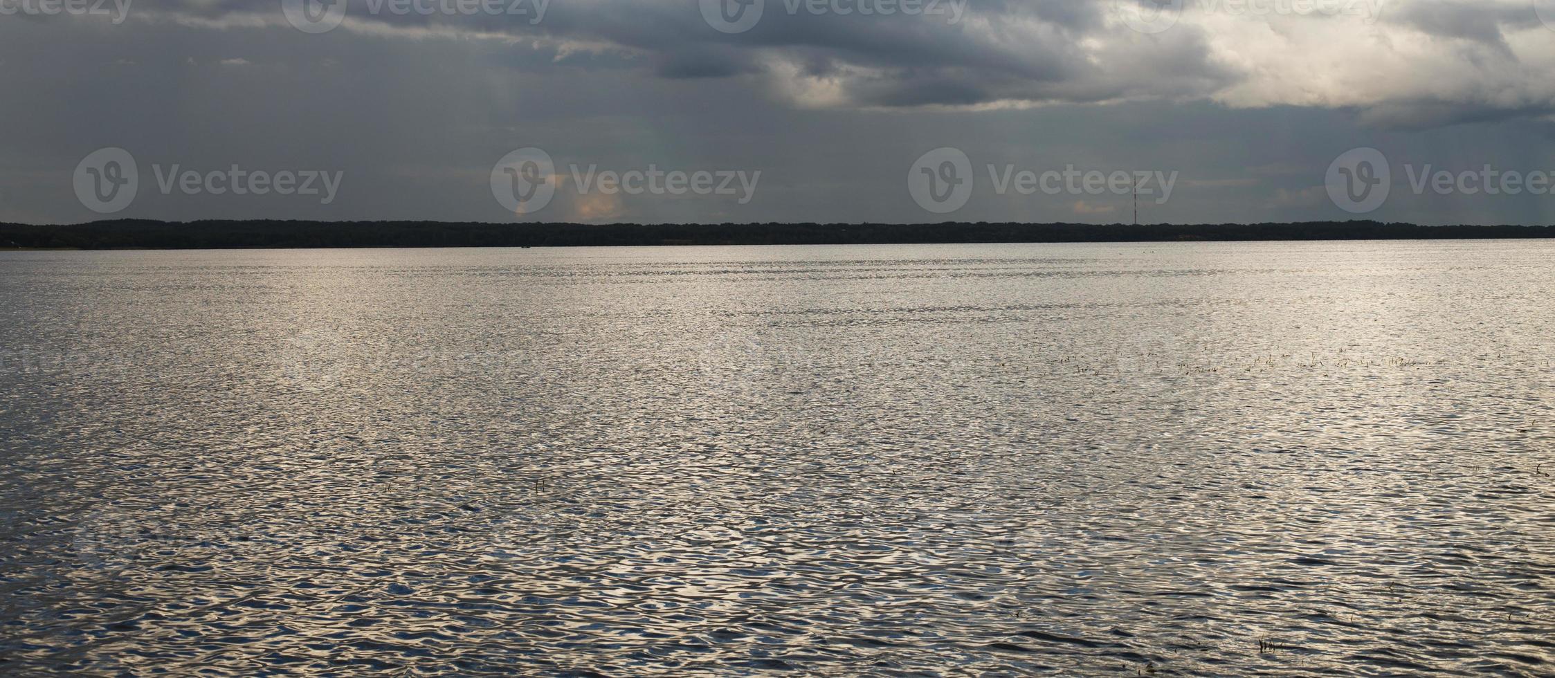 bela paisagem do lago azul com nuvens no céu foto