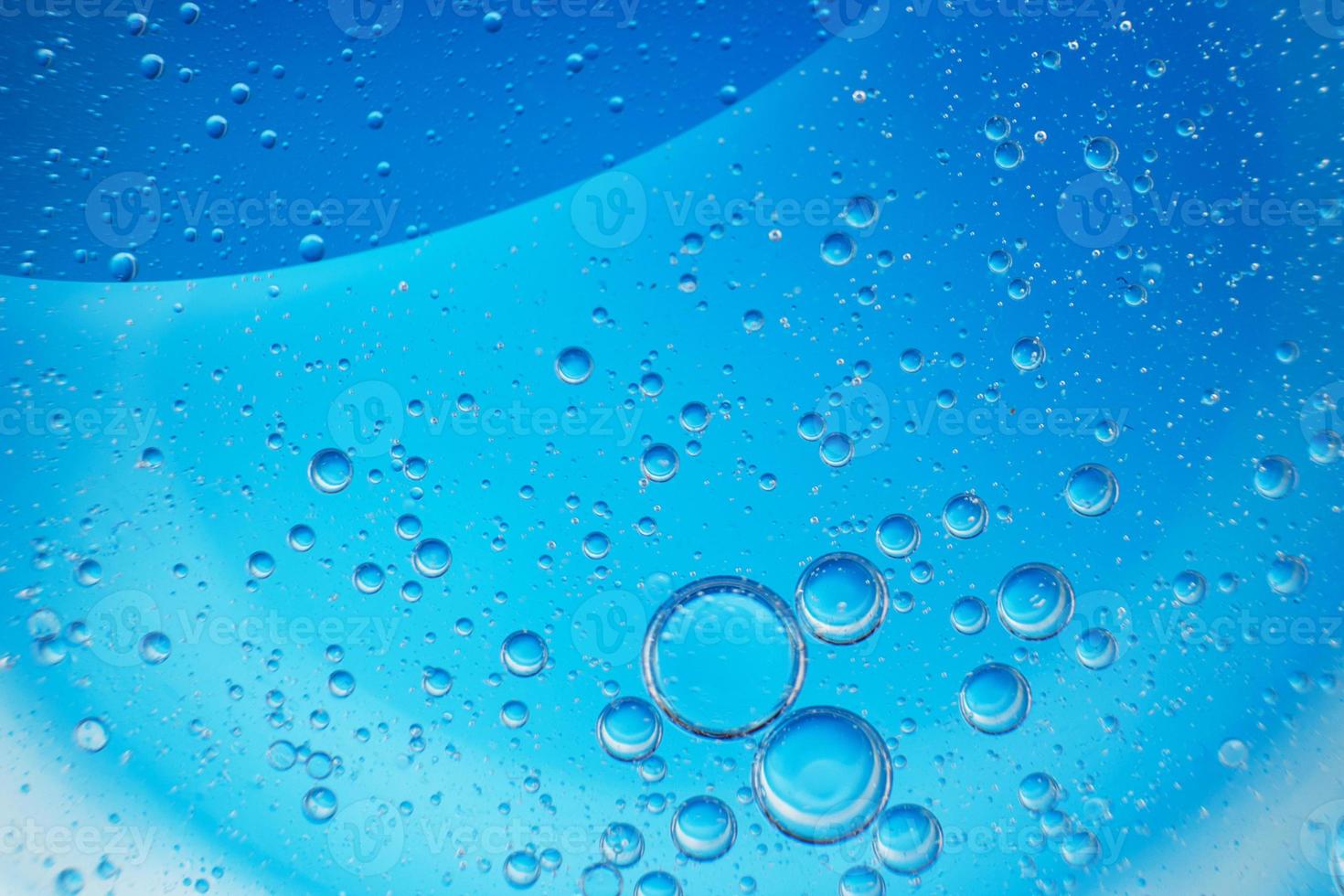 fundo azul claro abstrato com círculos de óleo. bolhas de água fecham. foto