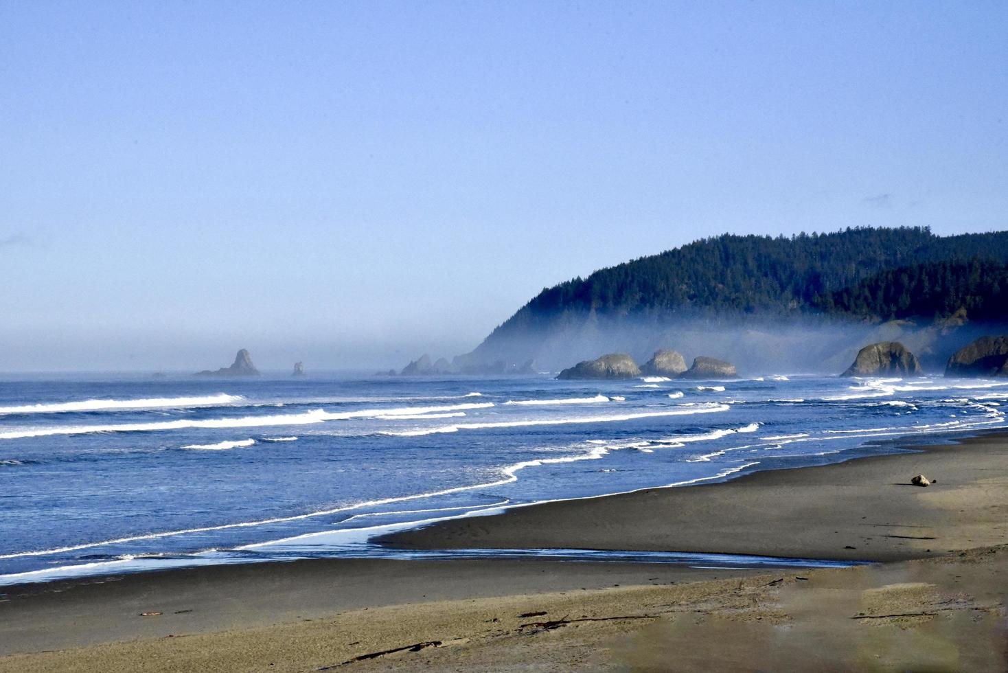 dia de ondas em uma praia na costa de oregon foto