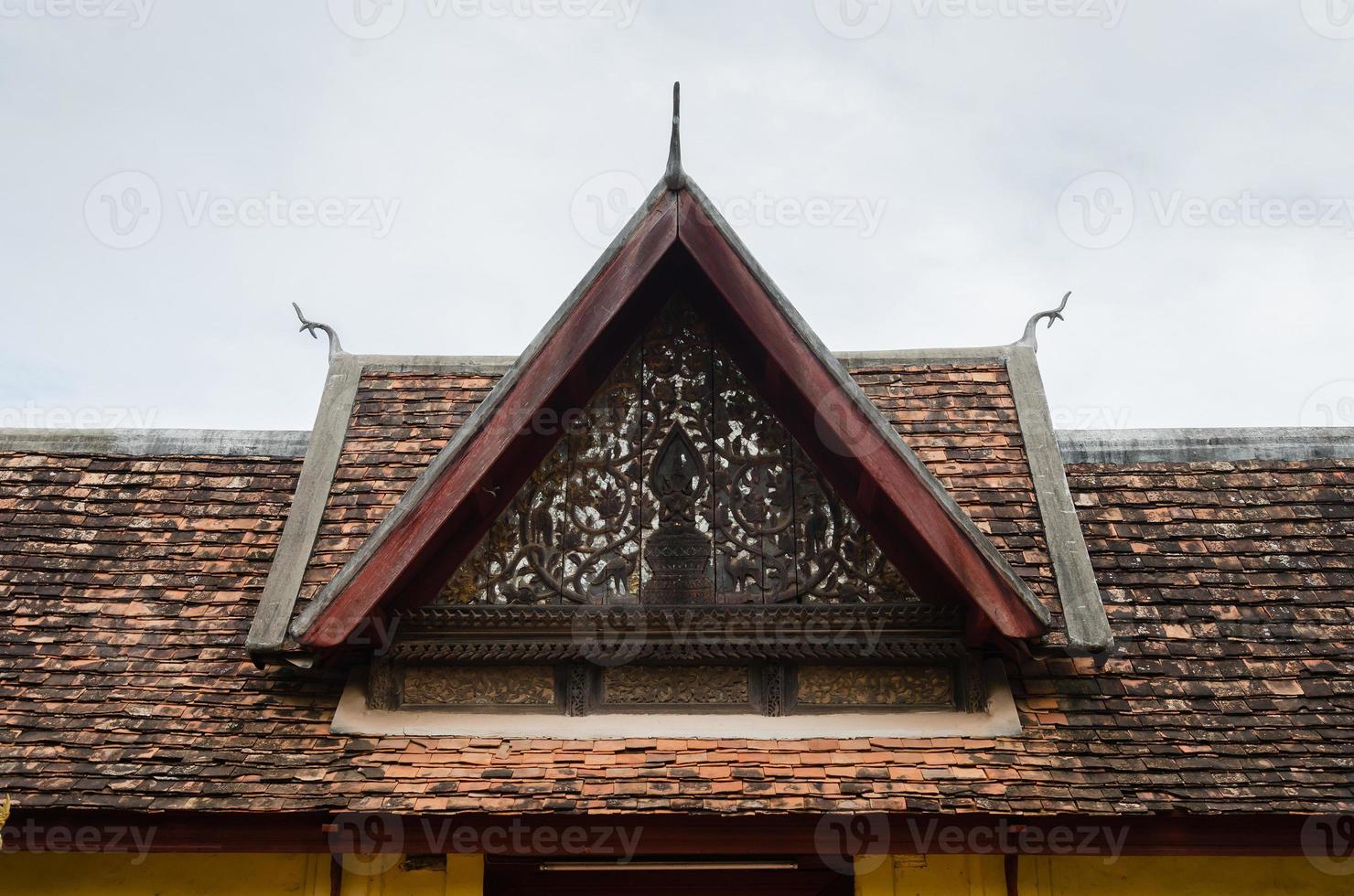 telhado cerâmico antigo do portão da varanda do mosteiro wat sisaket na capital vientiana do laos foto