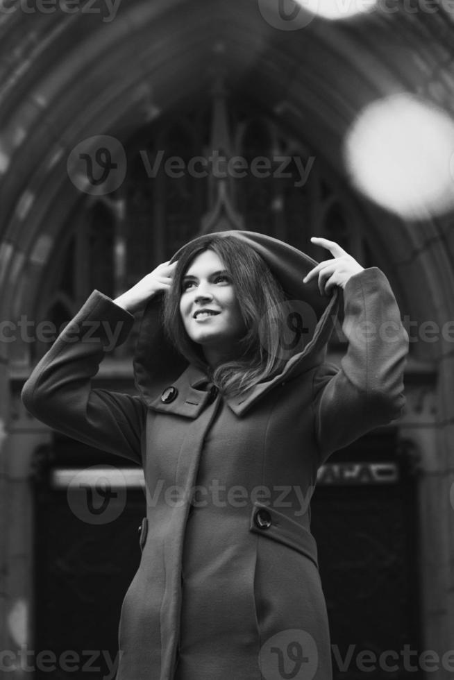 feche a senhora muito alegre de casaco na foto de retrato monocromático de rua