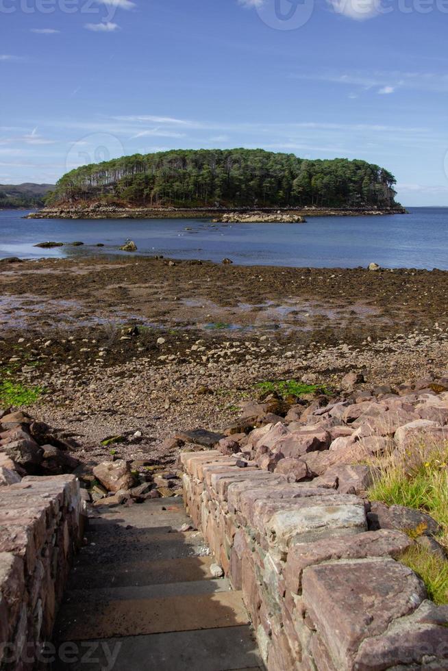 lago e ilha de shieldaig foto