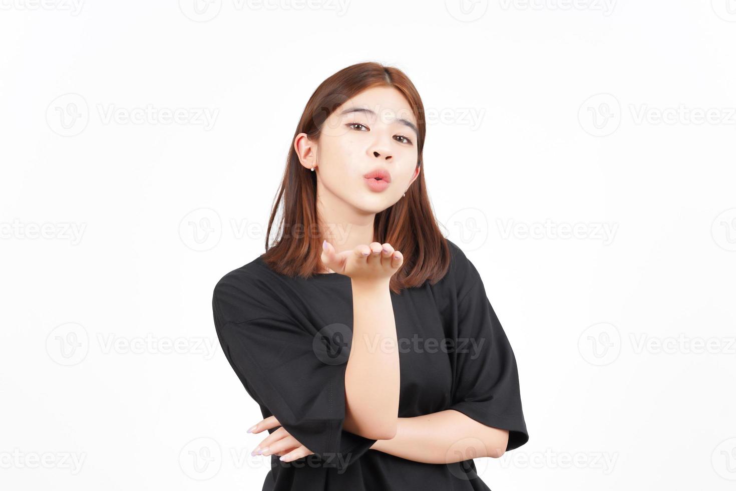 mandando beijo de linda mulher asiática isolada no fundo branco foto