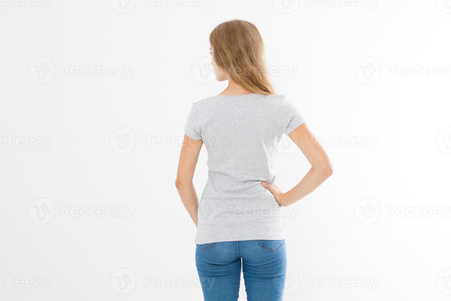 mulher de camiseta em branco modelo isolada no fundo branco. vista traseira. brincar. copie o espaço. foto