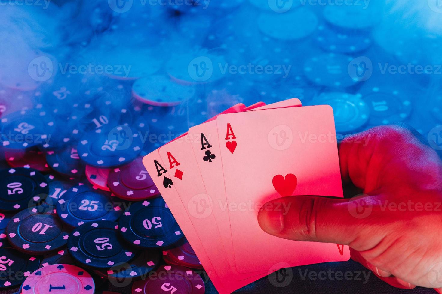 as mãos dos homens seguram cartas no contexto de jogar fichas. tem fumaça na foto