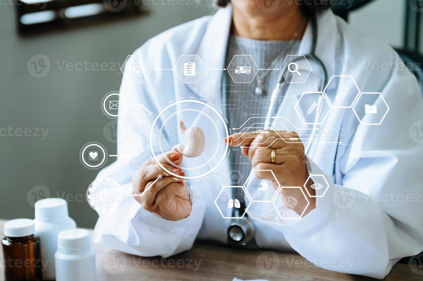 médico trabalha com dispositivos móveis na internet no escritório. no ícone virtual moderno do holograma foto