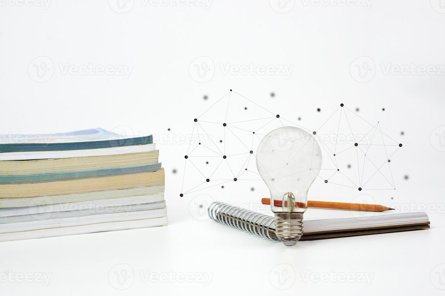 lâmpada brilhando com livro e linha de conexão em fundo branco. conceito de conhecimento, sabedoria, novas ideias e criatividade. foto