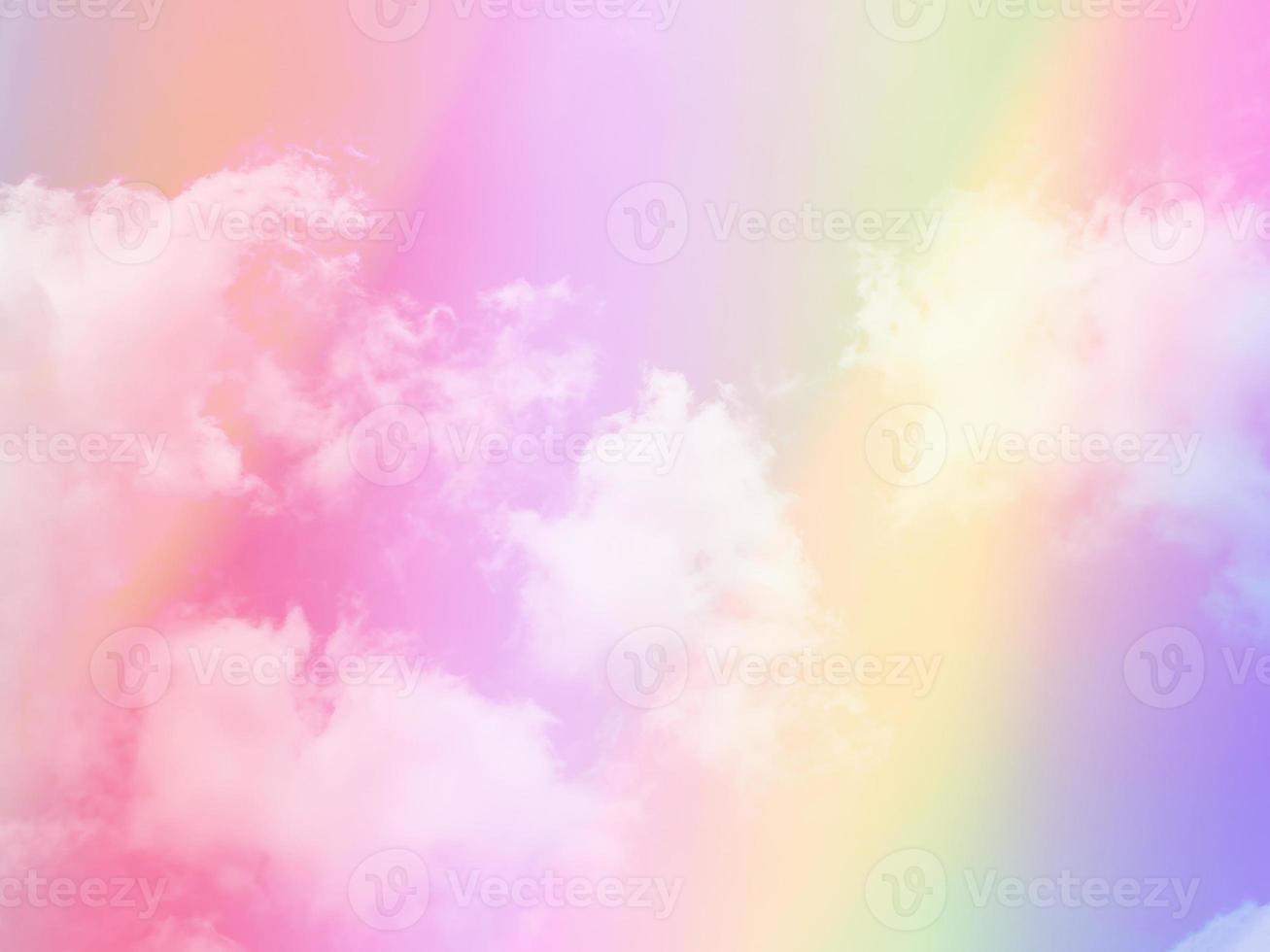 beleza doce pastel rosa amarelo colorido com nuvens fofas no céu. imagem multicolorida do arco-íris. luz de crescimento de fantasia abstrata foto