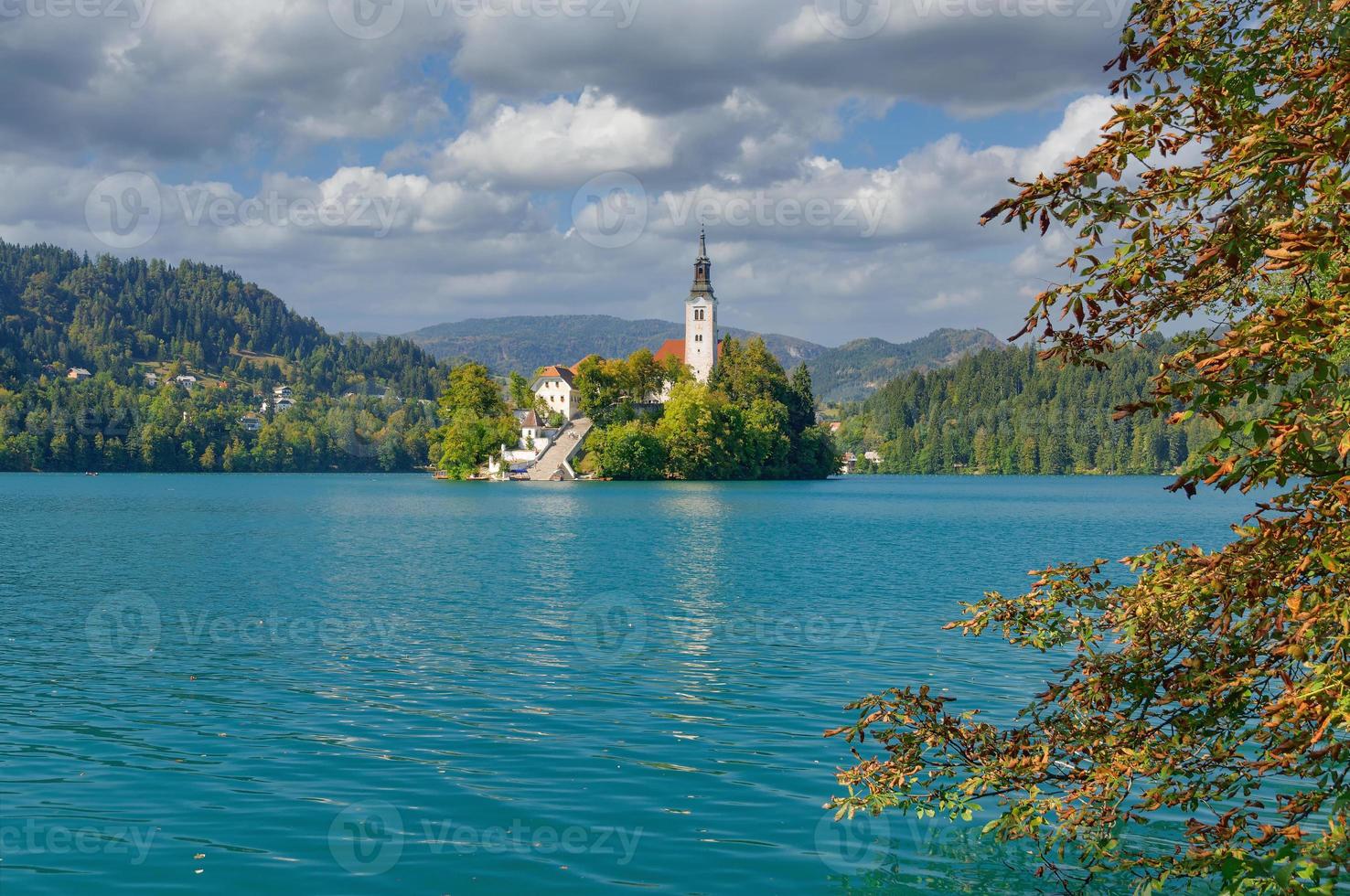 famosa igreja da assunção na ilha no lago bled, eslovênia foto