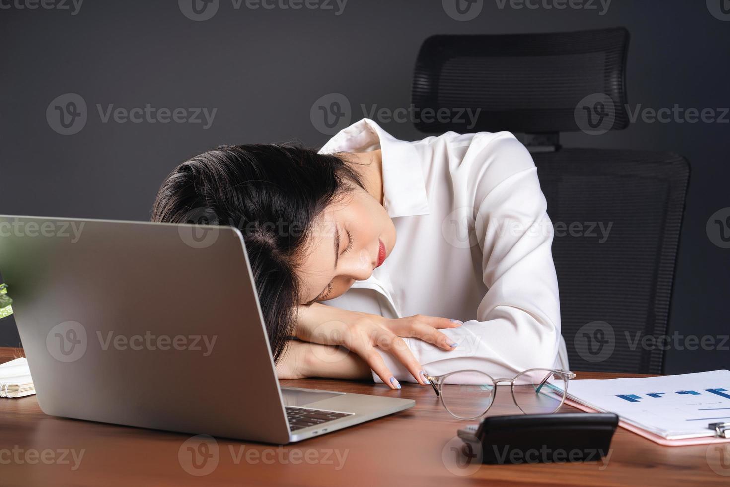 imagem de jovem empresária asiática trabalhando no escritório foto