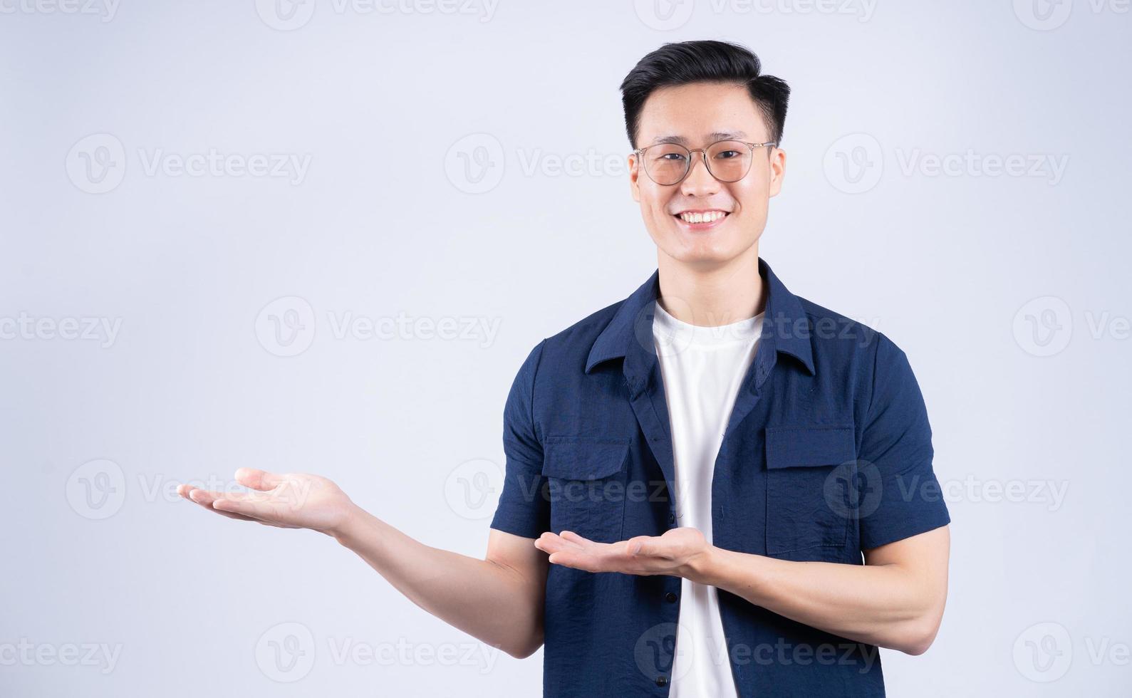 imagem de jovem asiático posando em fundo branco foto
