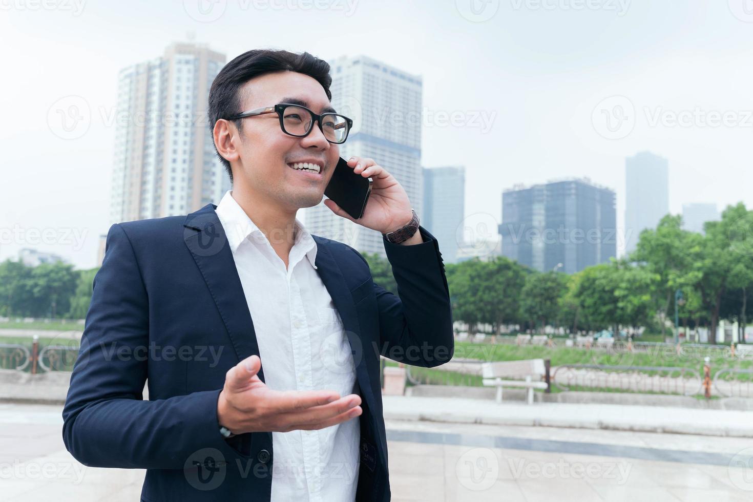 foto do empresário asiático ao ar livre