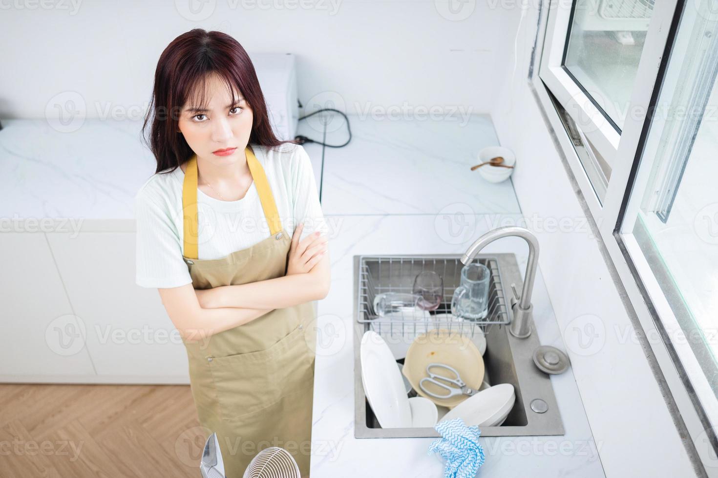 imagem de jovem asiática na cozinha foto