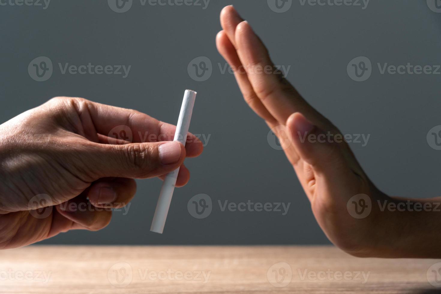 Proibido fumar. homem pare de fumar, recuse, rejeite, pare, pegue o cigarro, diga não. parar de fumar para a saúde. dia mundial do tabaco. drogas, câncer de pulmão, enfisema, doença pulmonar, narcótico, efeito da nicotina foto