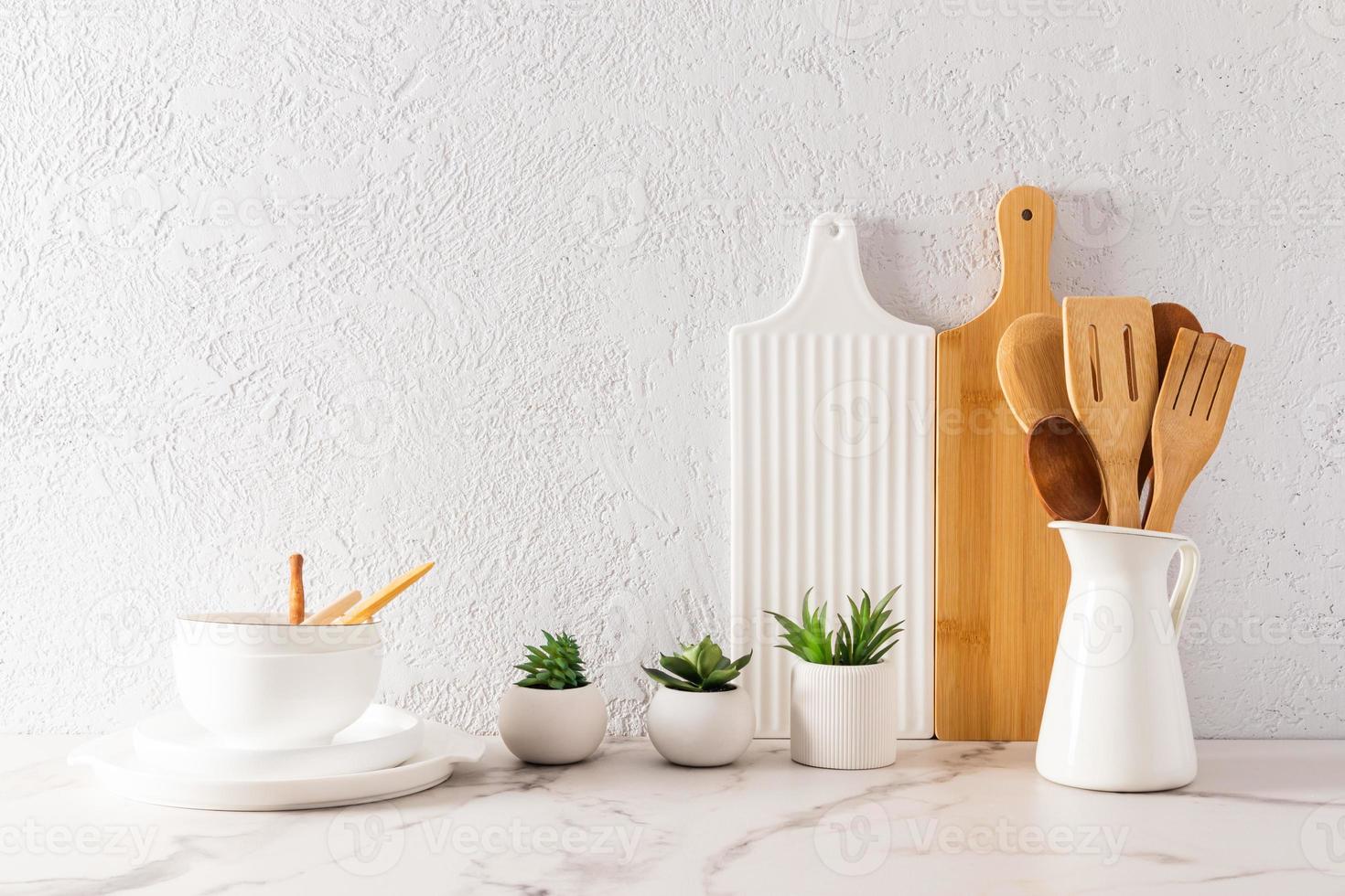 belo fundo de cozinha com vários utensílios e equipamentos ecológicos. design moderno branco do interior da cozinha. foto