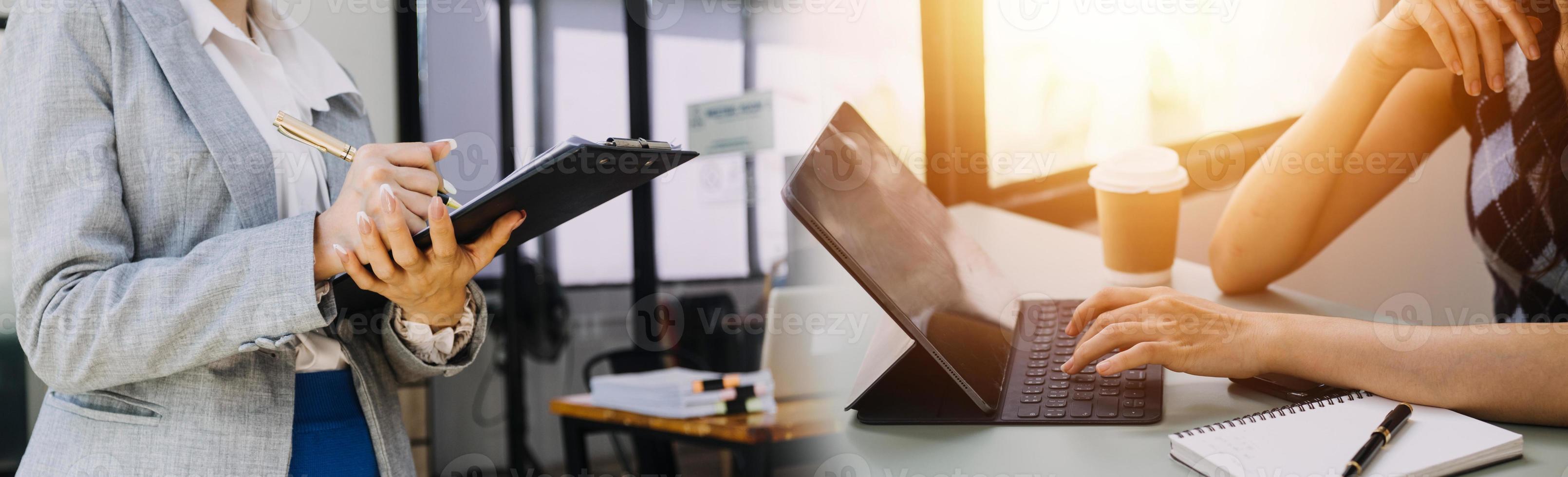 concentração total no trabalho. grupo de jovens empresários trabalhando e se comunicando enquanto estão sentados na mesa do escritório junto com colegas sentados em segundo plano foto