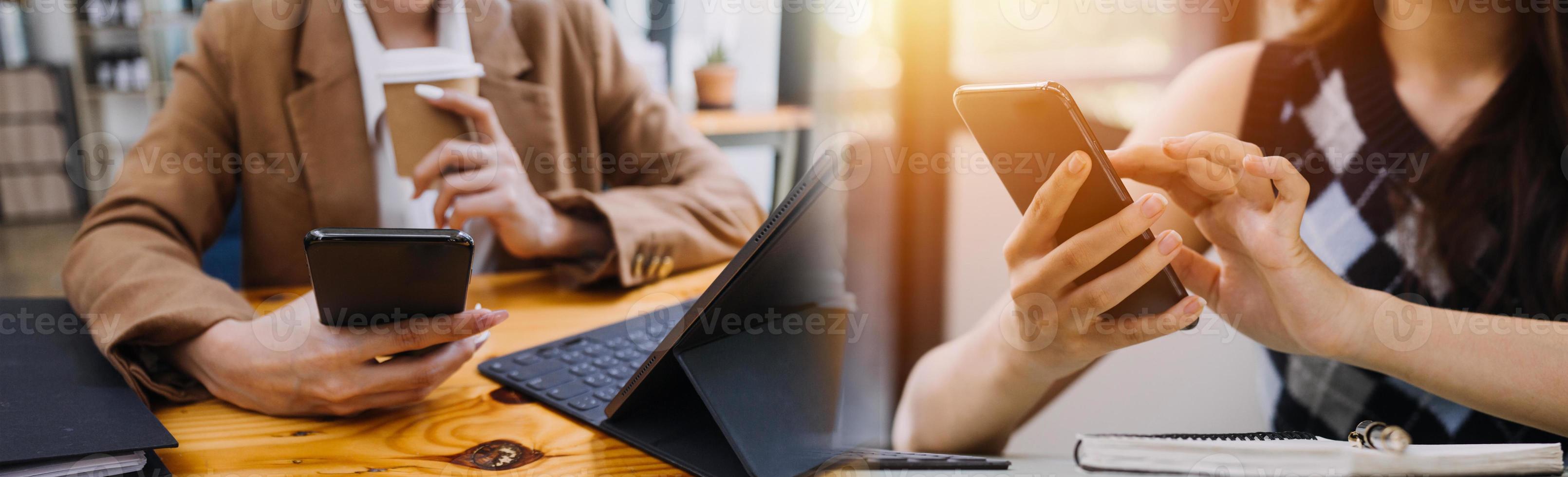 concentração total no trabalho. grupo de jovens empresários trabalhando e se comunicando enquanto estão sentados na mesa do escritório junto com colegas sentados em segundo plano foto