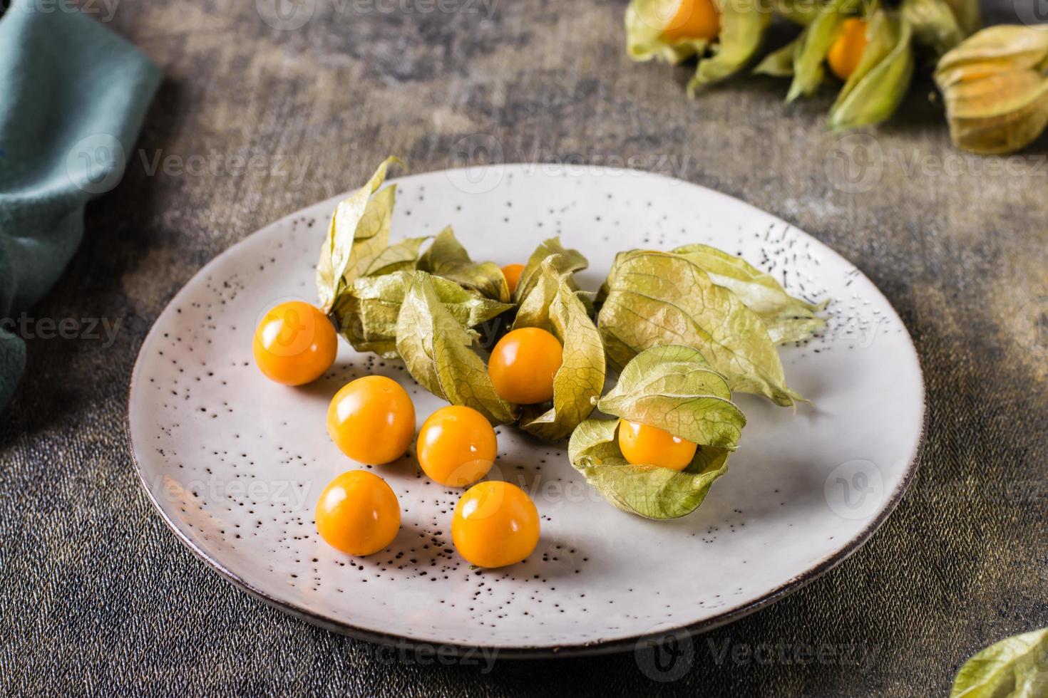 groselha de capa de fruta madura em um prato. nutrição vitamínica exótica. foto