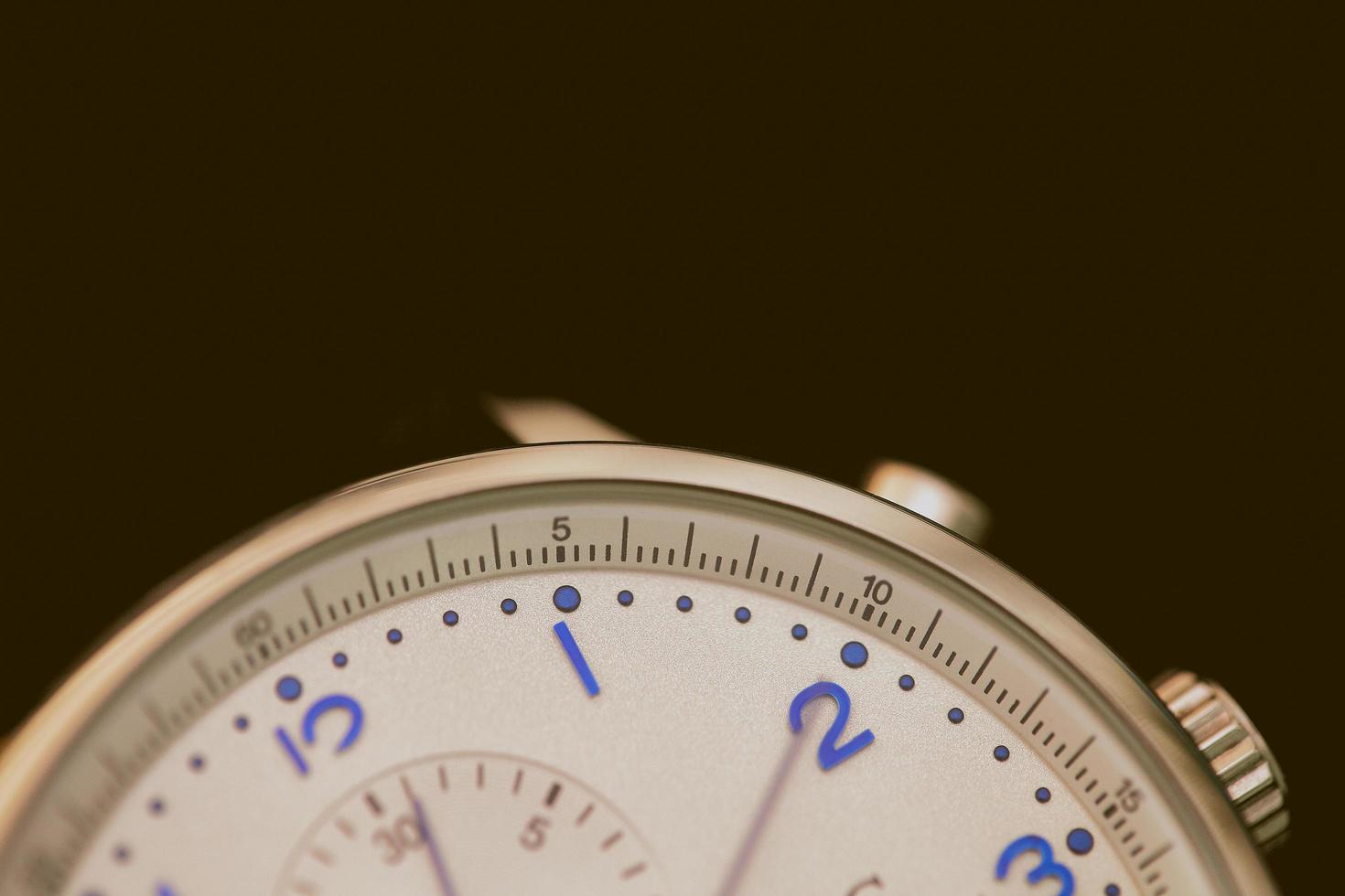 foto de close-up de relógio cronógrafo cinza