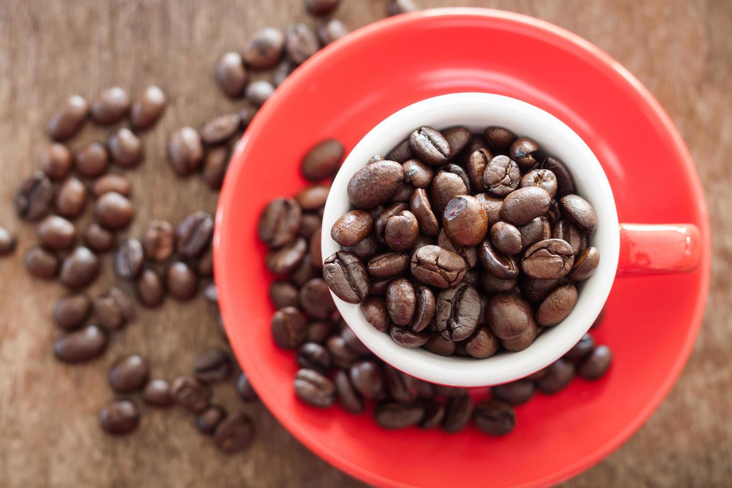 vista superior dos grãos de café em uma xícara foto
