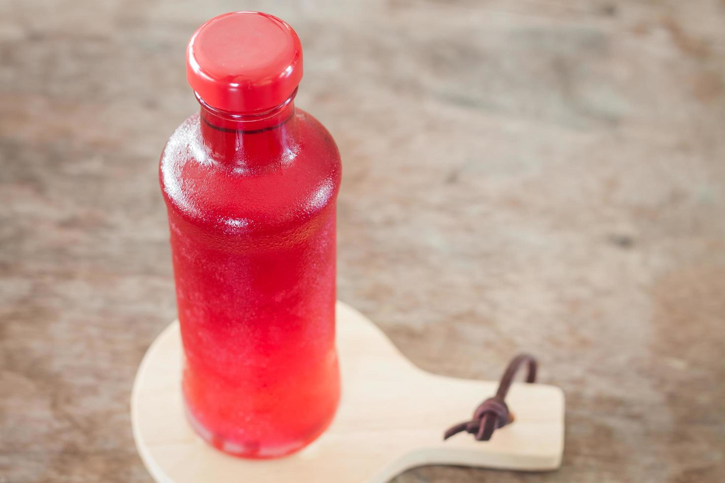 close-up de uma garrafa de suco vermelho foto