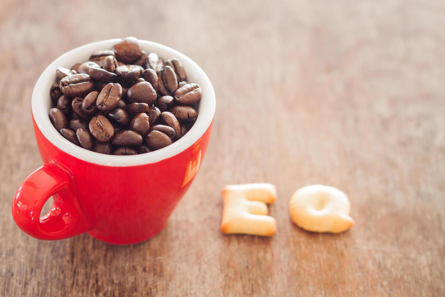 biscoitos do alfabeto eq com uma xícara de café vermelha foto