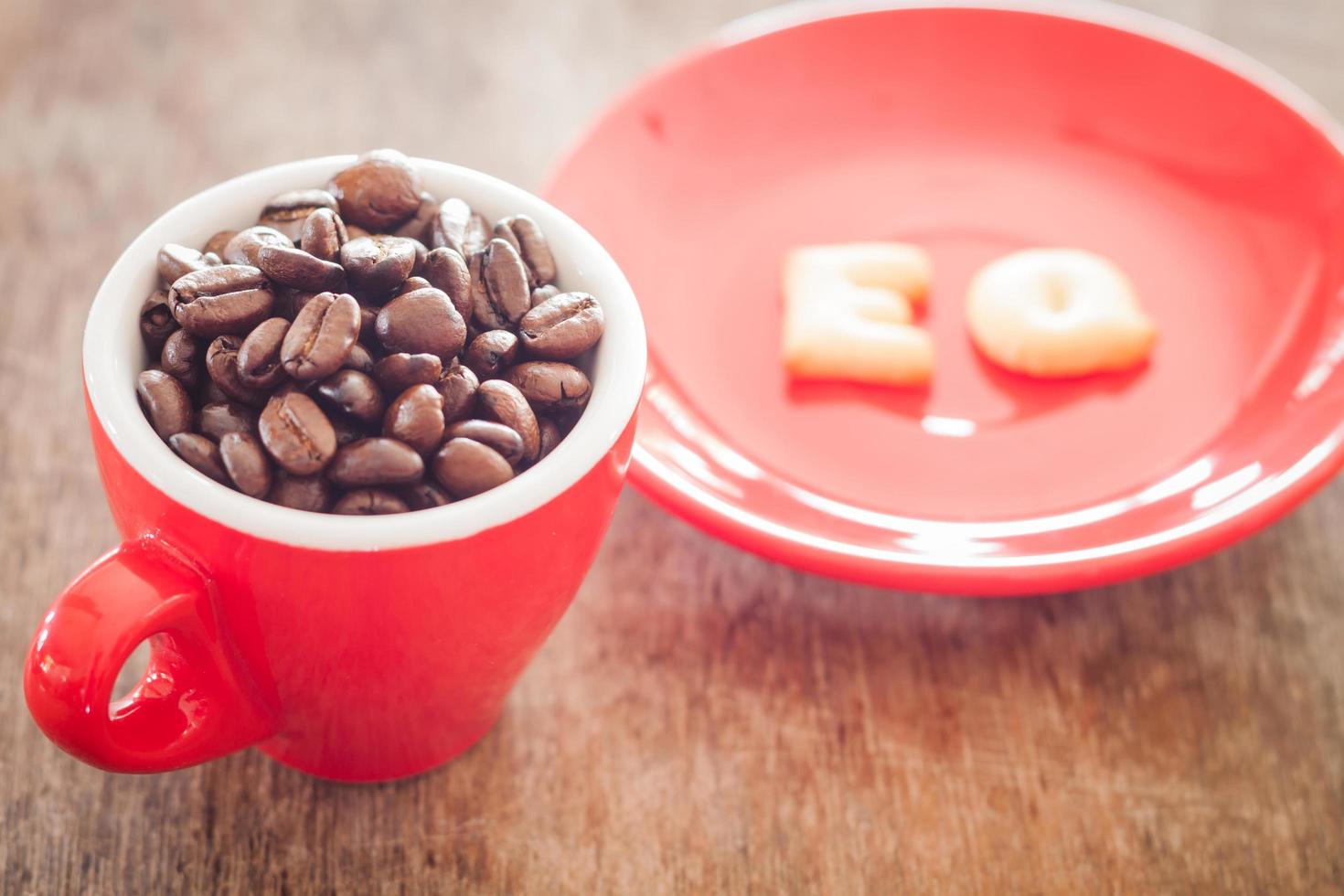 grãos de café em uma caneca foto