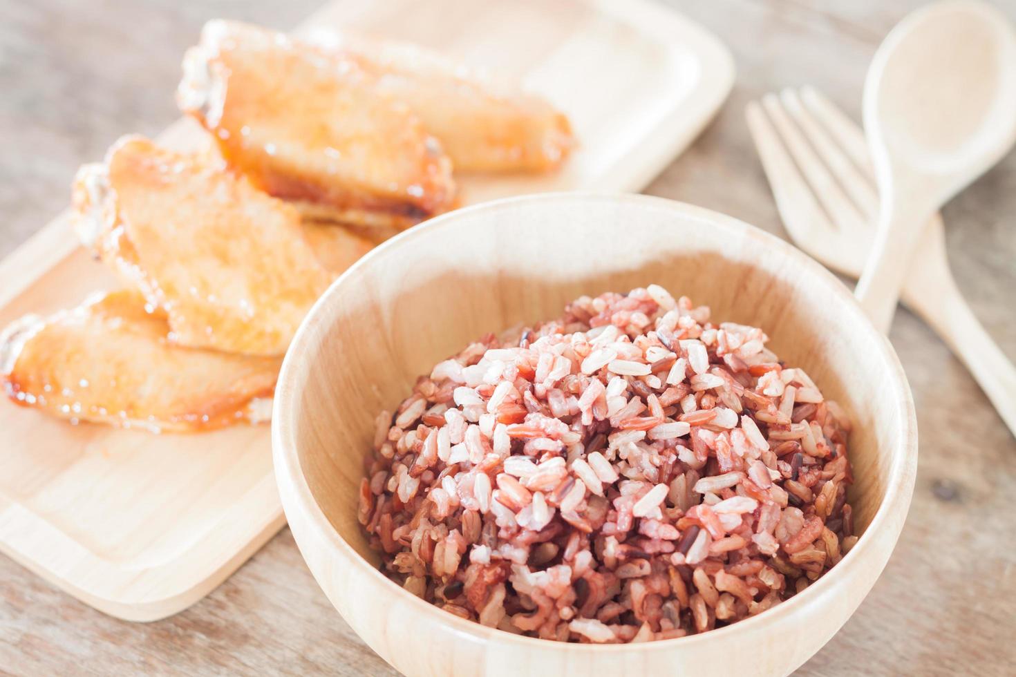 tigela de arroz com asas de frango grelhado foto