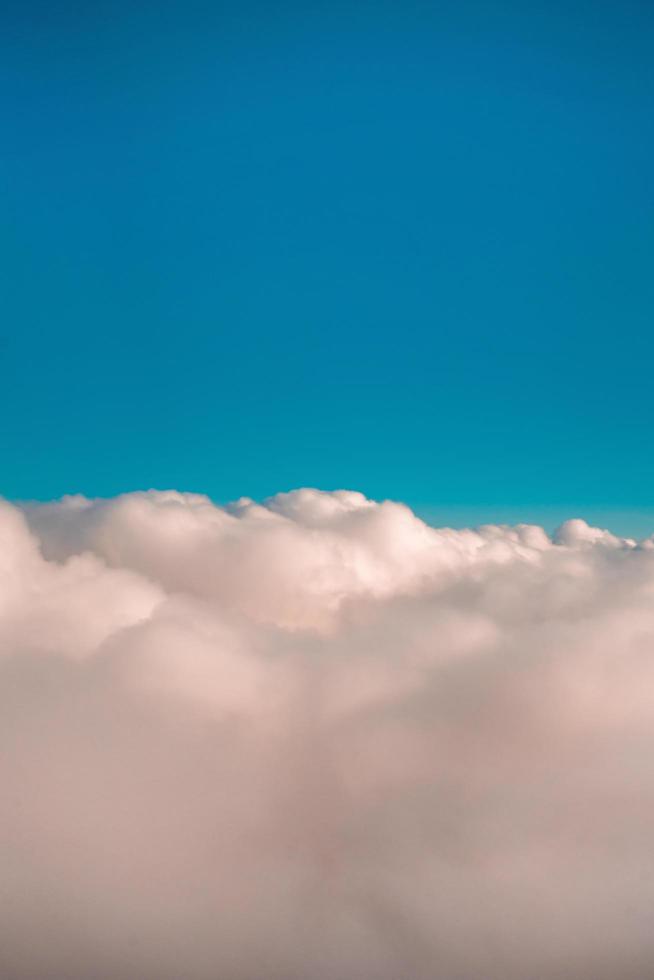 céu nublado acima foto