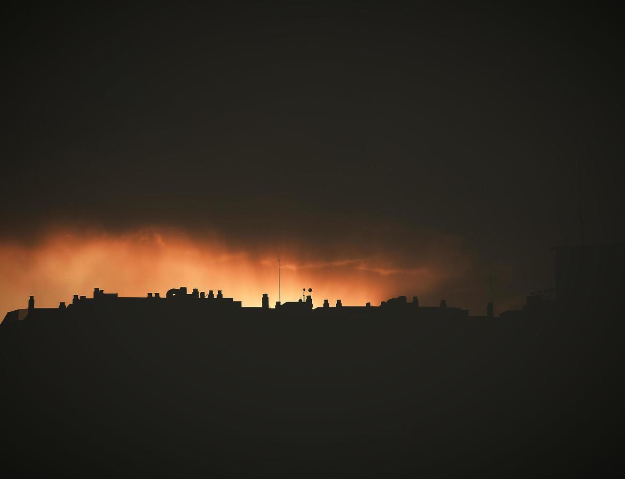 silhueta da cidade com nuvens sinistras foto