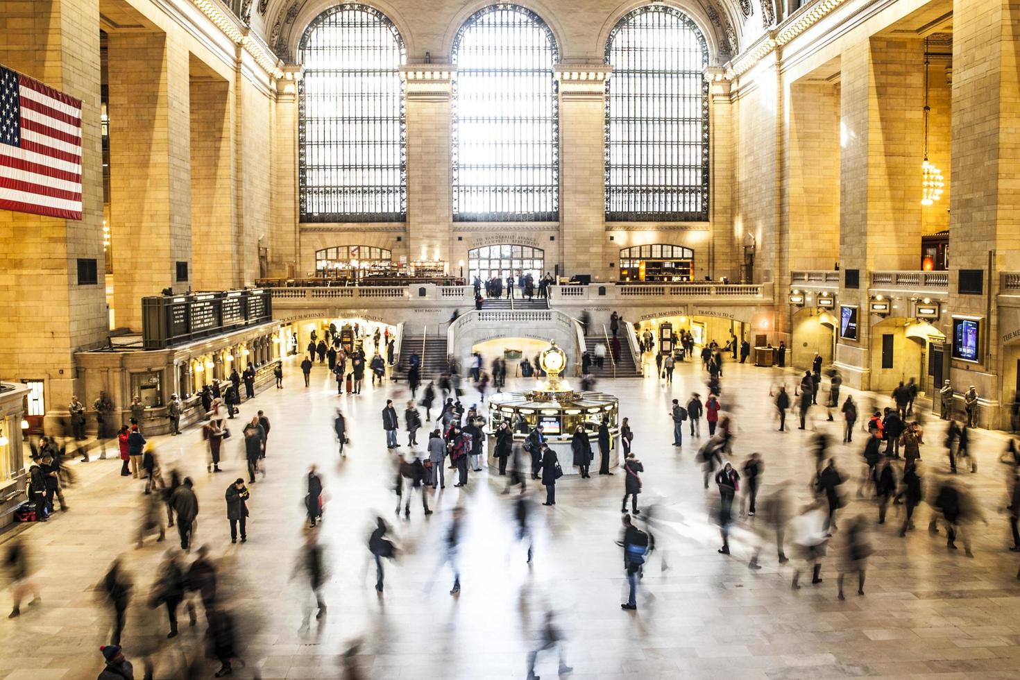 cidade de nova york, ny, 2020 - lapso de tempo de pessoas caminhando dentro do grande terminal central foto