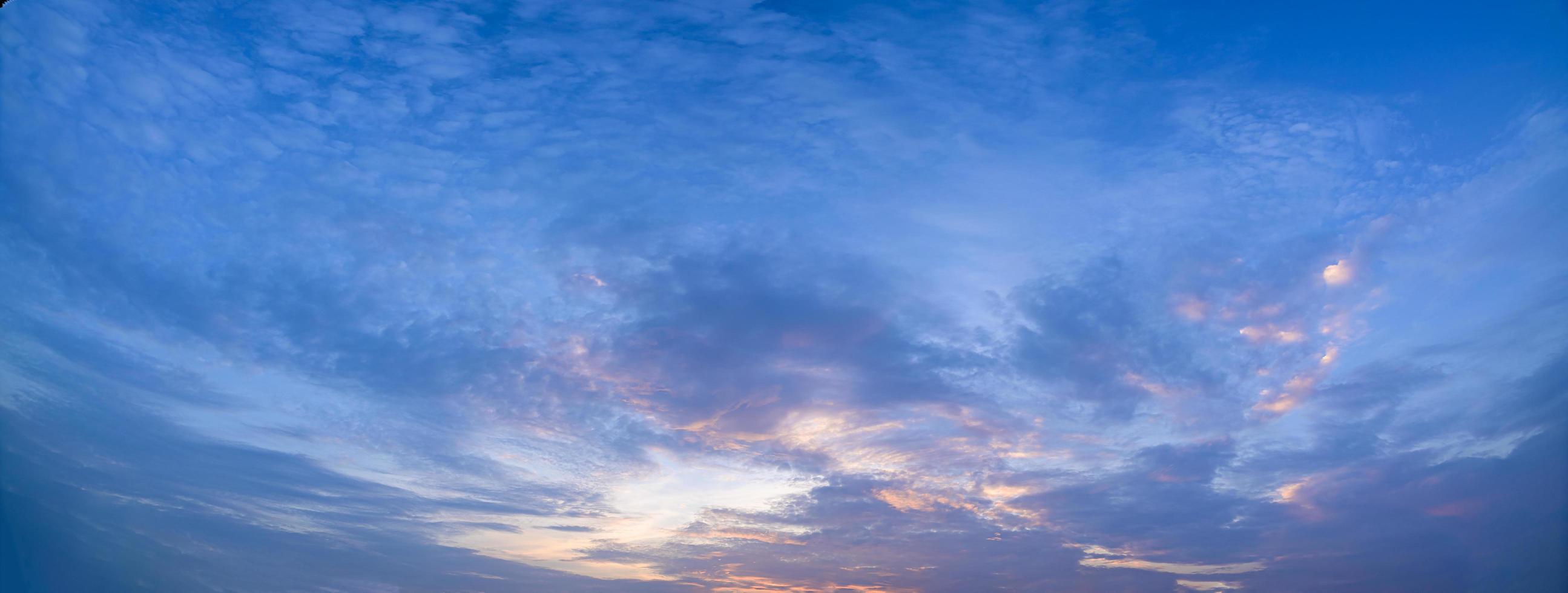 céu e nuvens ao pôr do sol foto