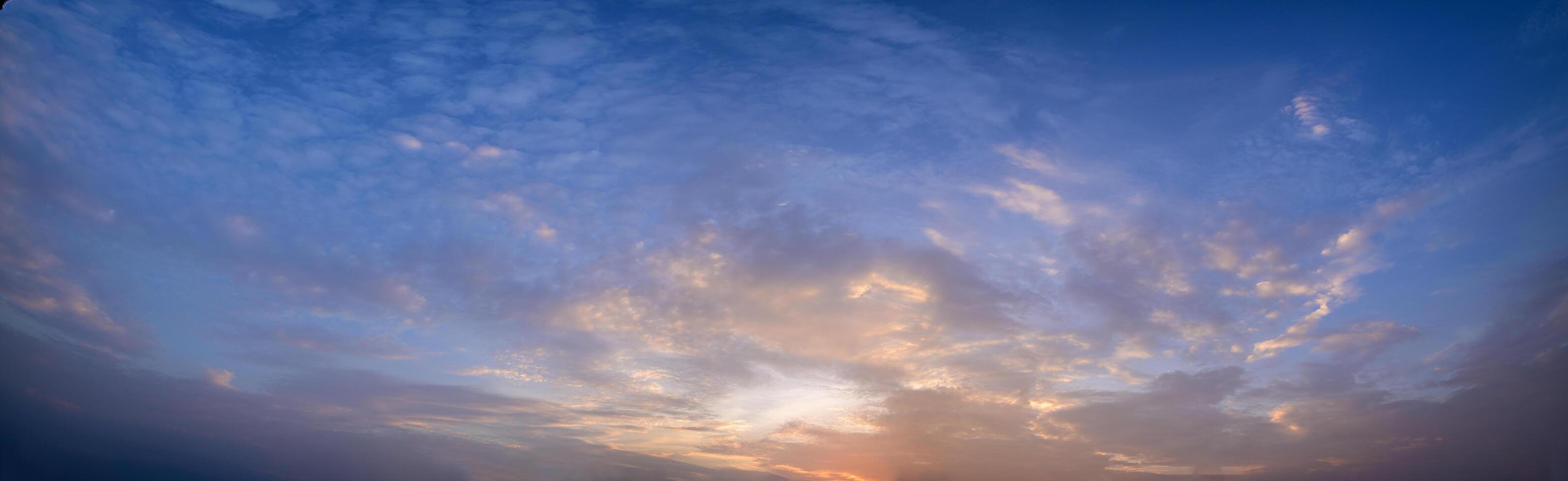 céu e nuvens ao pôr do sol foto