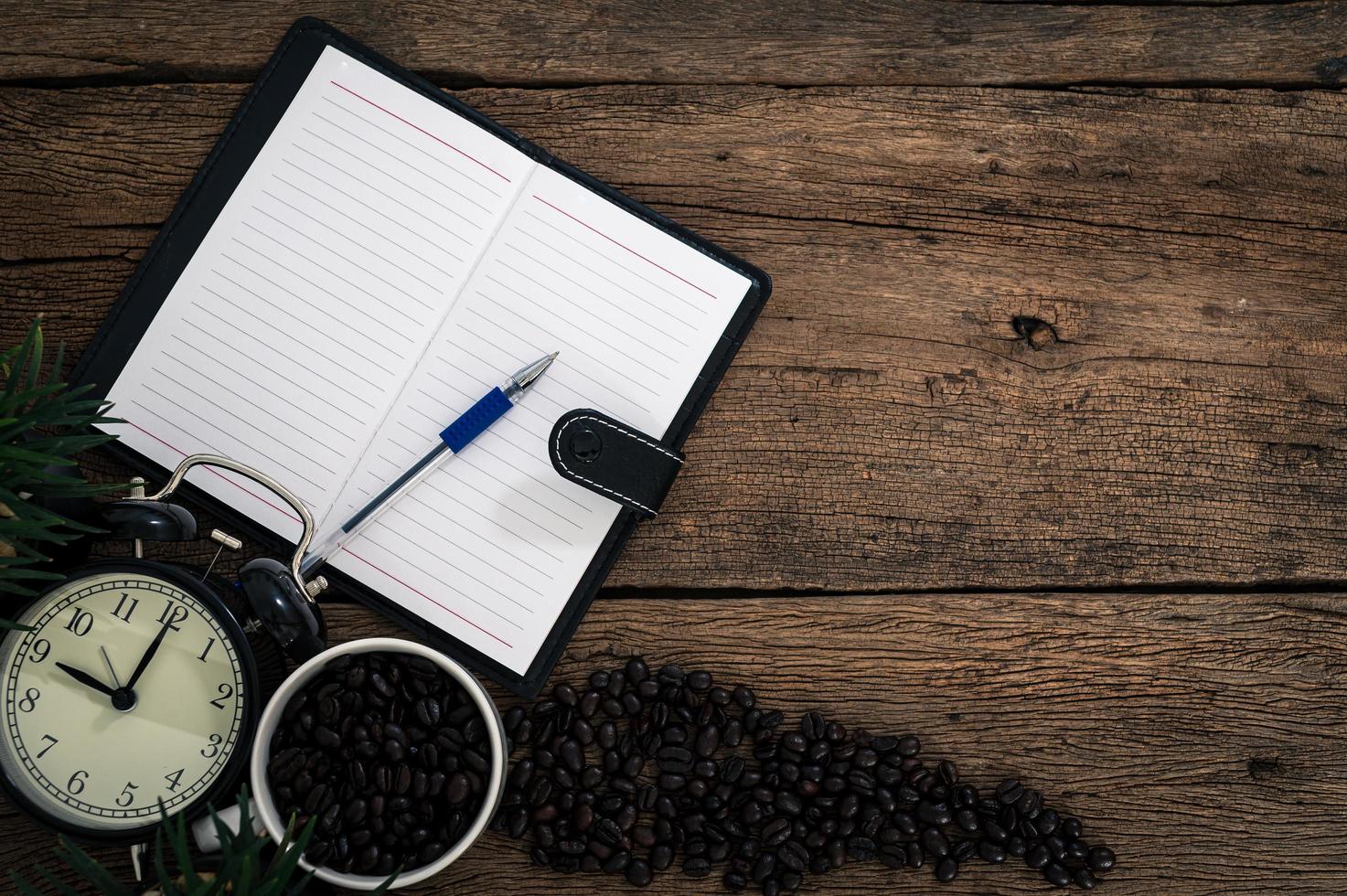 mesa de madeira com café e ferramentas de escritório foto