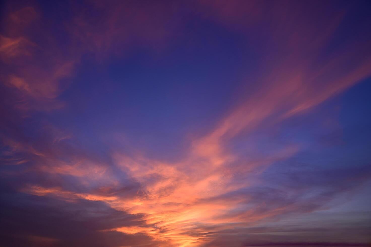 céu e nuvens ao pôr do sol foto