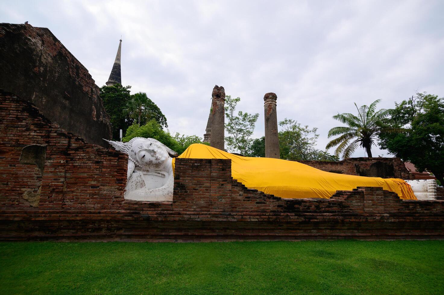 Buda reclinado em Wat Yai Chaimongkol, Tailândia foto