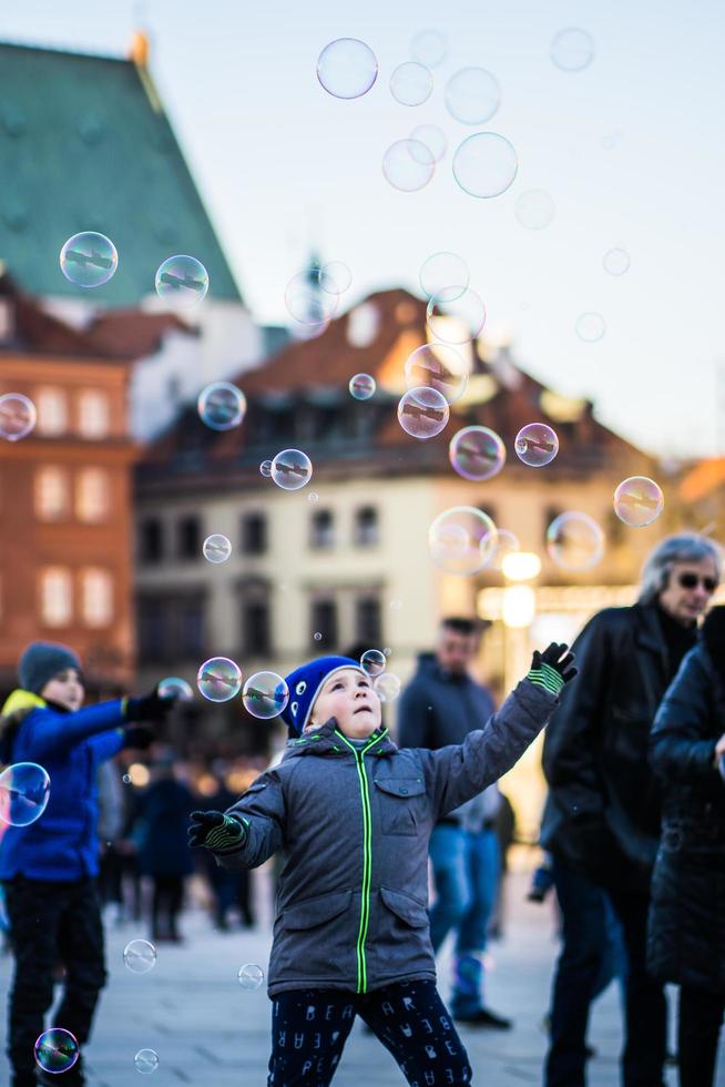 crianças brincando com bolhas foto