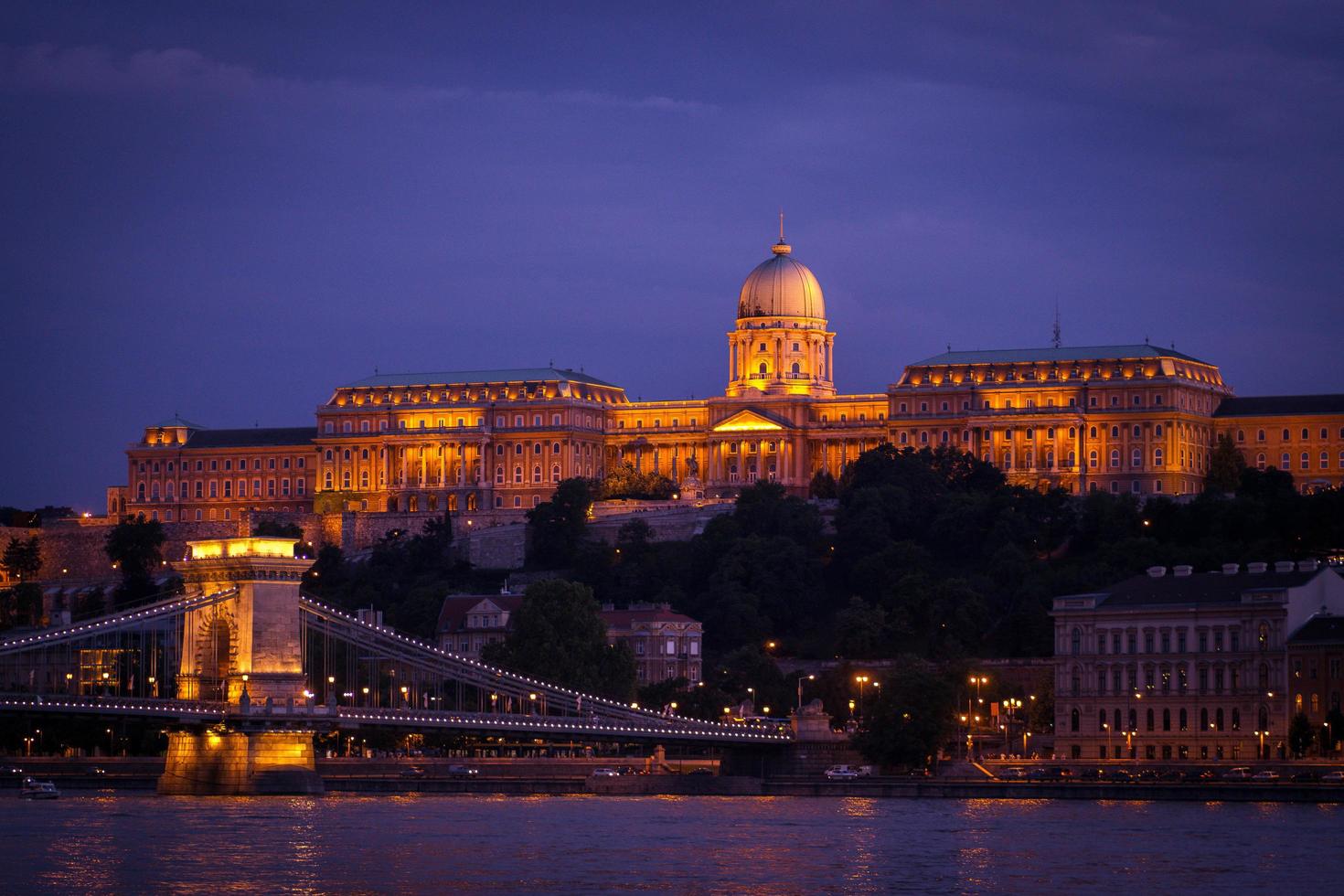 o palácio real em budapeste à noite foto