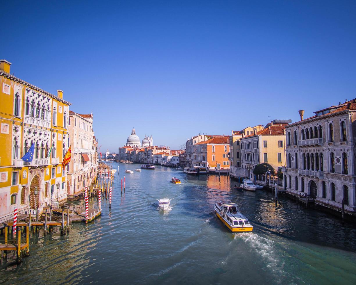 edifícios e barcos em veneza foto