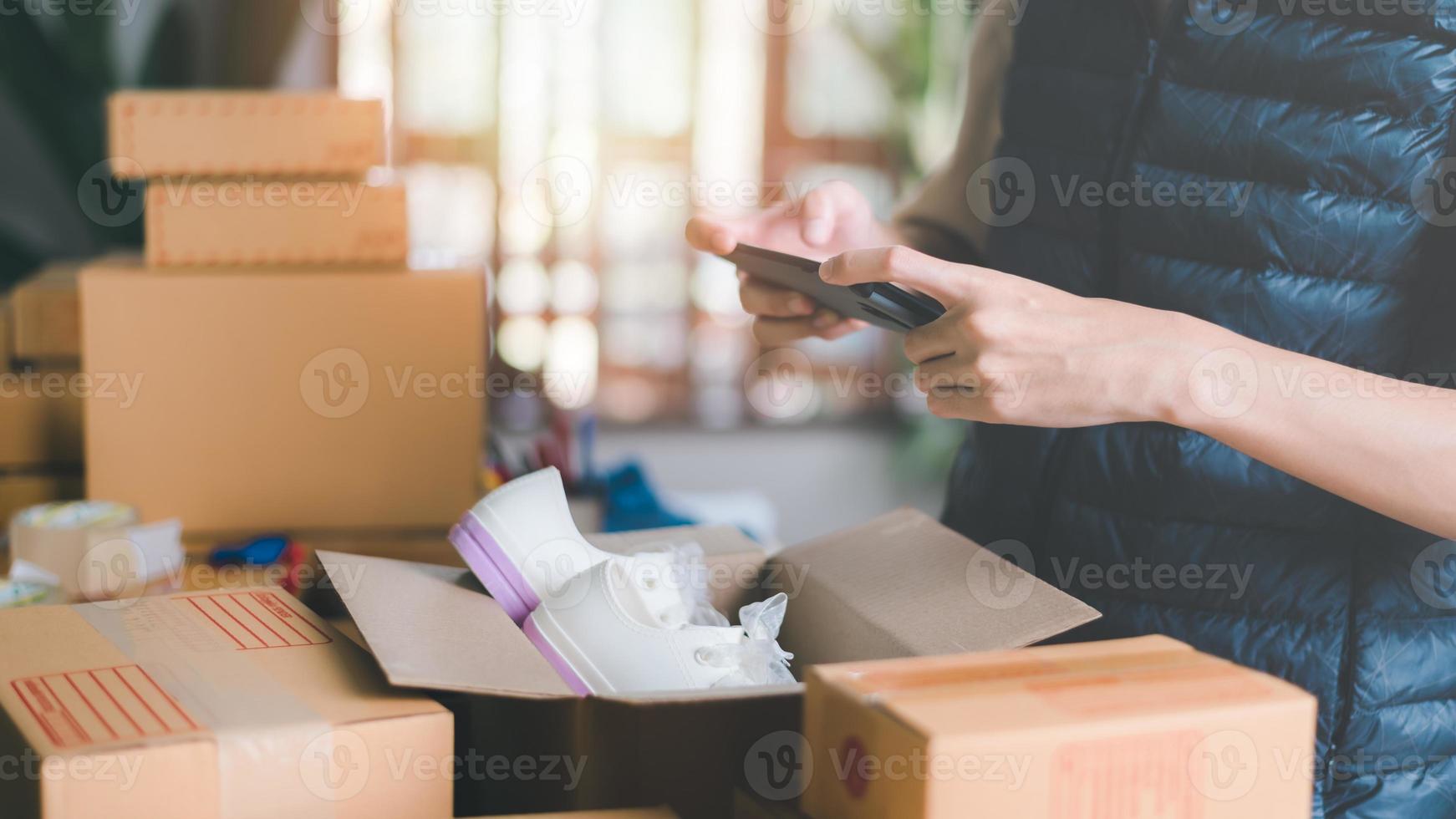 startups ou pequenos empresários, embalar produtos para entrega, gerenciar pedidos em lojas online, fazer compras online, vender online na internet, sme, comércio eletrônico, conceito de serviço de entrega dropshipping foto