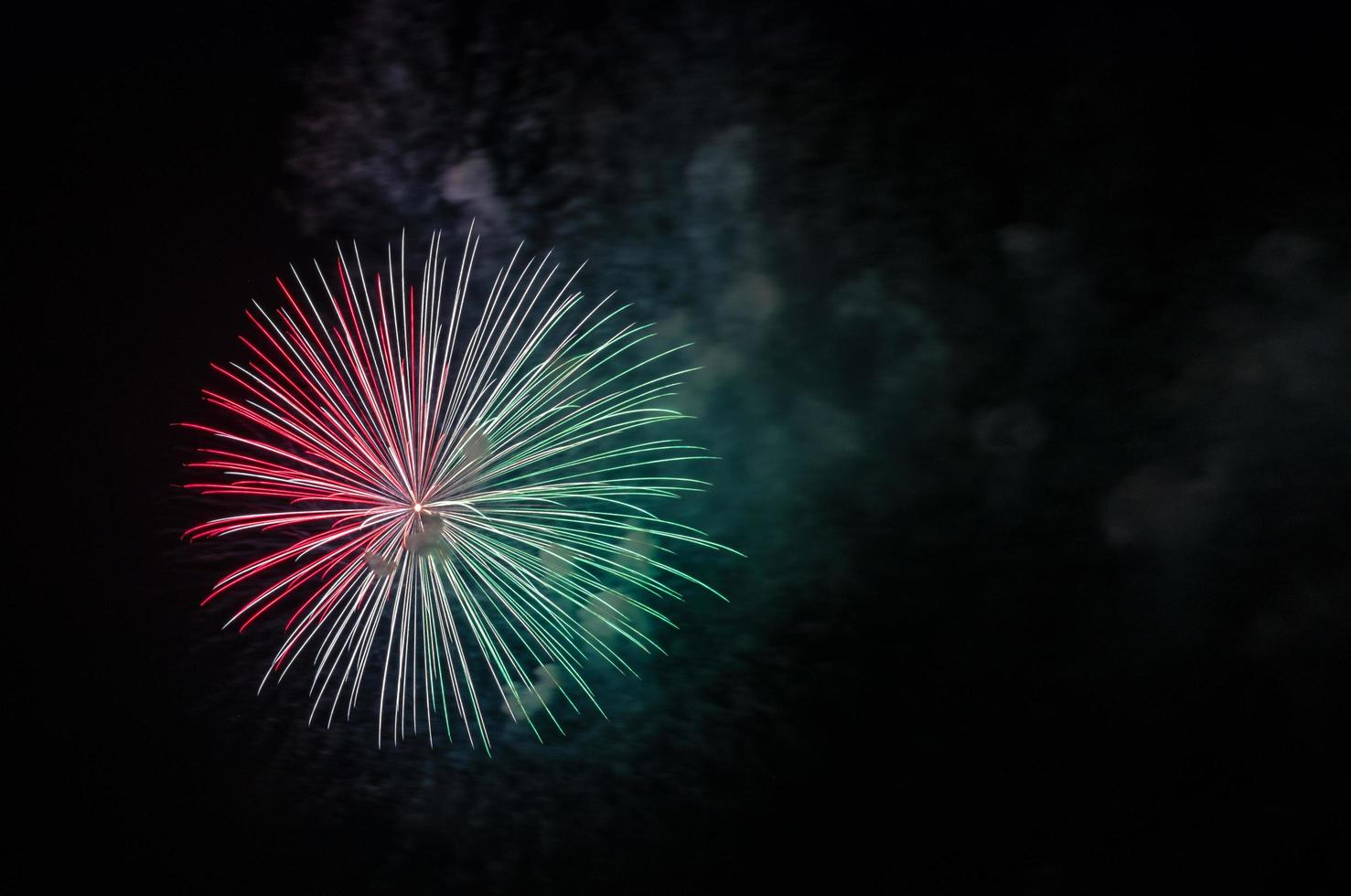 fogo de artifício vermelho e verde foto